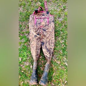 Women’s Gator Waders. Camo and pink. Size large 8. No rips or tears.